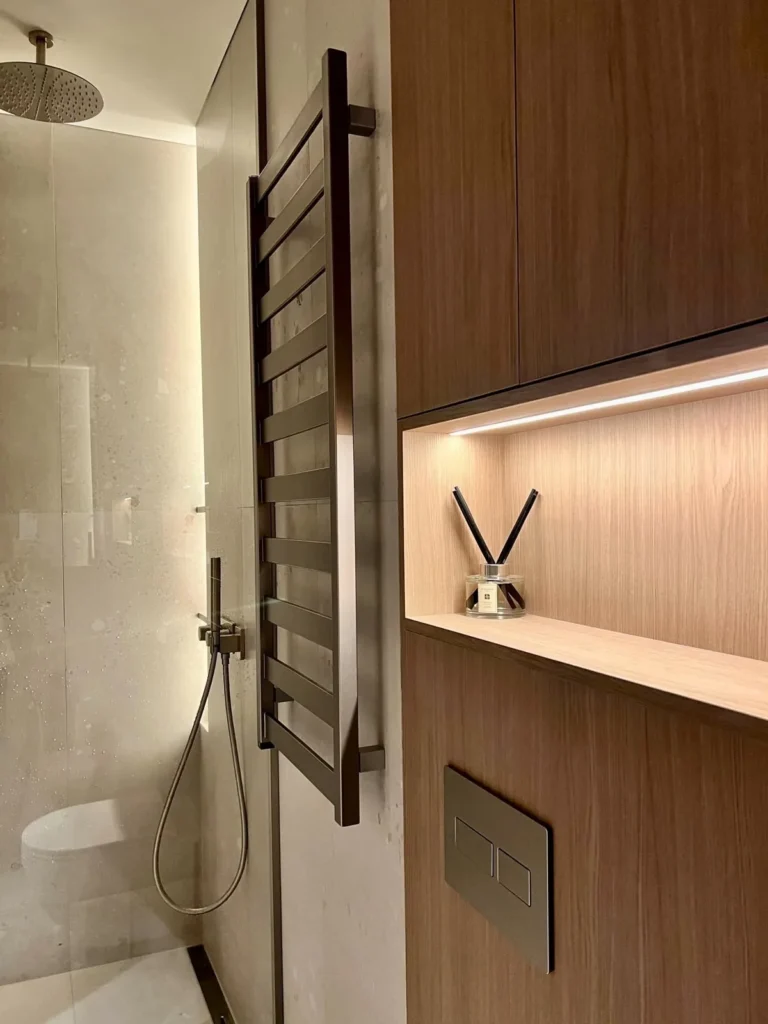 Vonios niša su apšvietimu – minimalistinis butas Kaune
